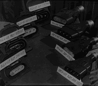 ШТЕПСЕЛЬНЫЕ СОЕДИНИТЕЛИ МАРКИ ШС-4: рядом с каждым штепсельным соединителем табличка с его маркой